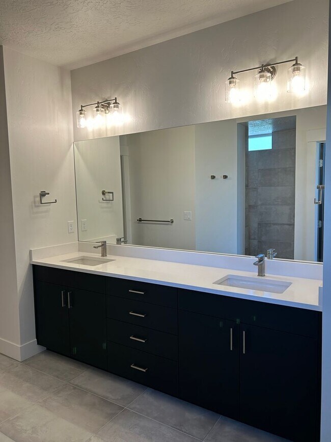 Building Photo - Riverstone: Gated Community, Pond Access i...