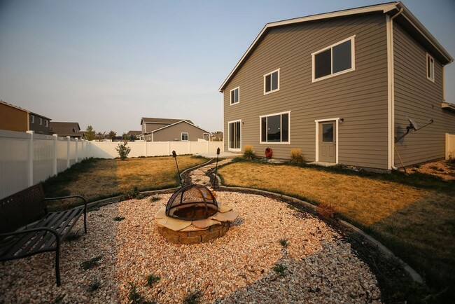 Building Photo - 4 Bedroom Home in Wellington