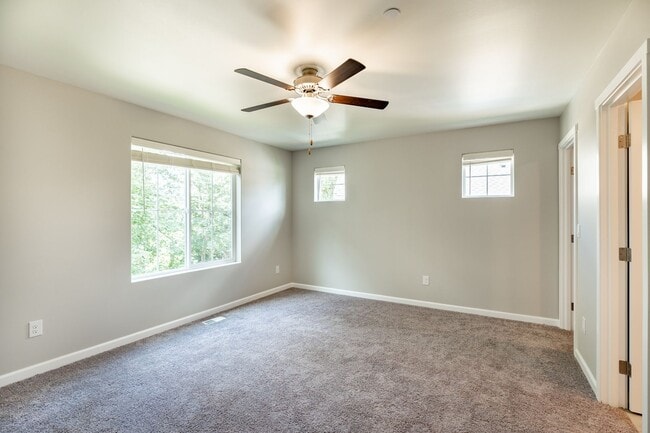 Building Photo - Newer 4 bdrm plus Flex Room Home In Town- 1 Months rent concession!