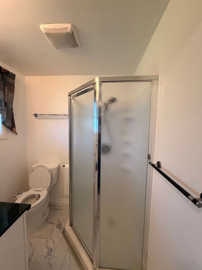 Building Photo - 4-Bedroom 4-Bathroom home with attached Studio apartment
