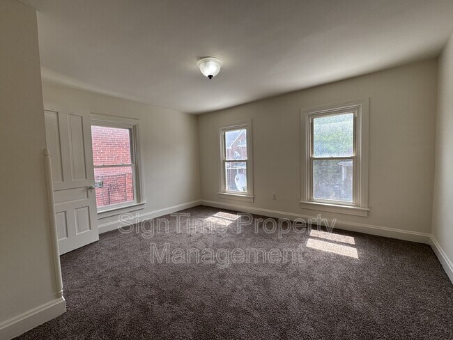 Building Photo - 627 N Mulberry St