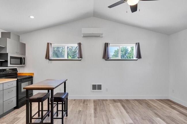 Building Photo - Modern One-Bedroom Above-Garage Apartment in Central Missoula