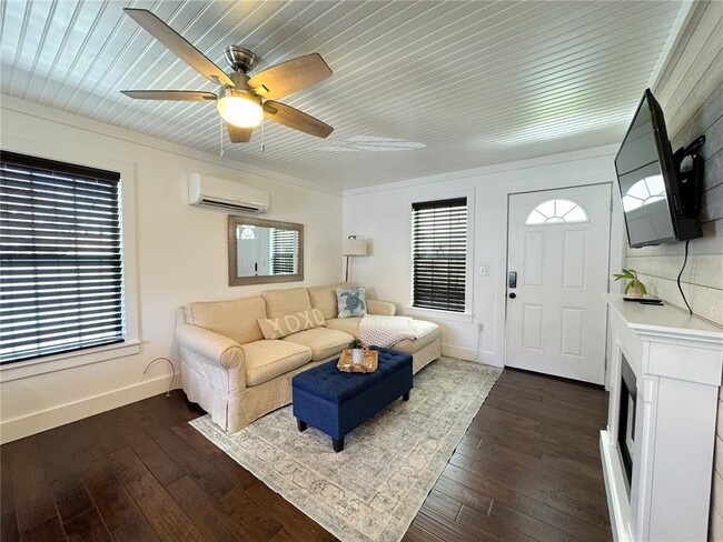 Building Photo - 222 NE 1st Ave