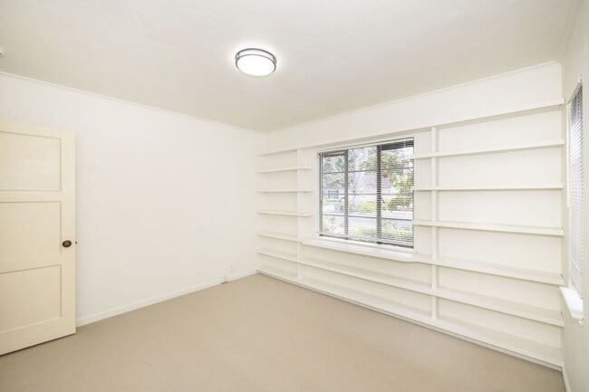 Building Photo - Stately Two Story Home w/ Serene Backyard in Crescent Park