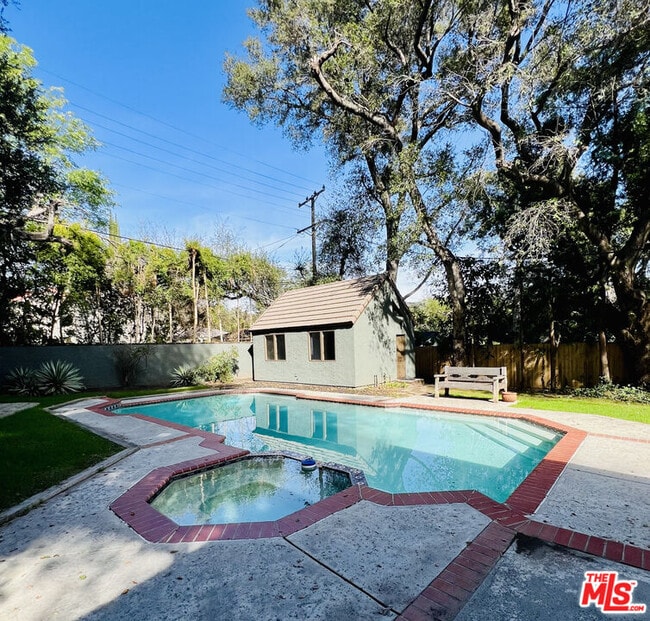 Building Photo - 1609 Capistrano Ave