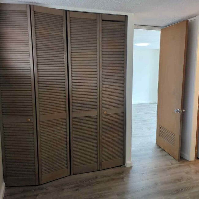 Building Photo - SKY TOWER / WARD - 2BR/2BA/1PRK Partly Furnished