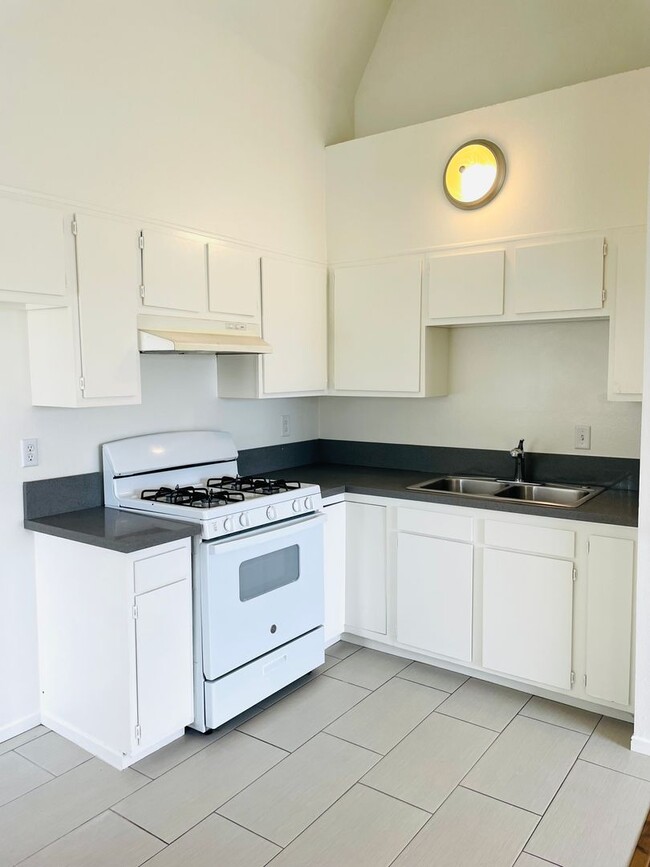 Building Photo - 792