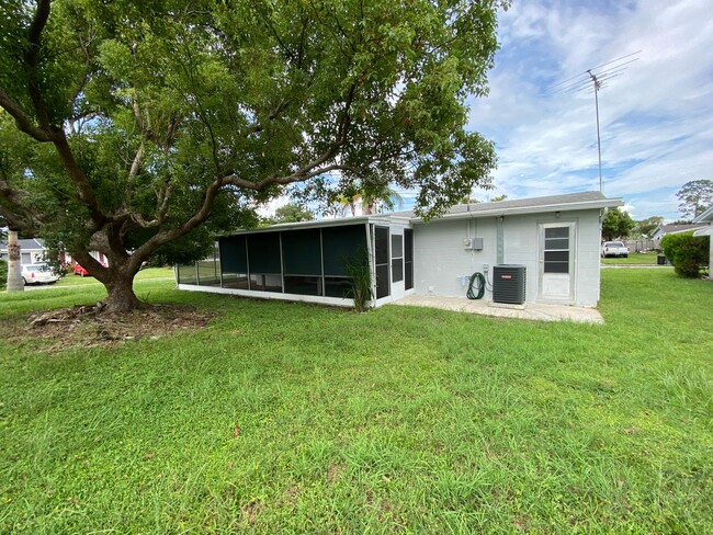 Building Photo - 2/2 House w/ 1 Car Garage