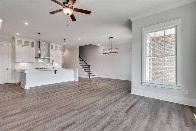 Building Photo - 435 Maplewood Dr