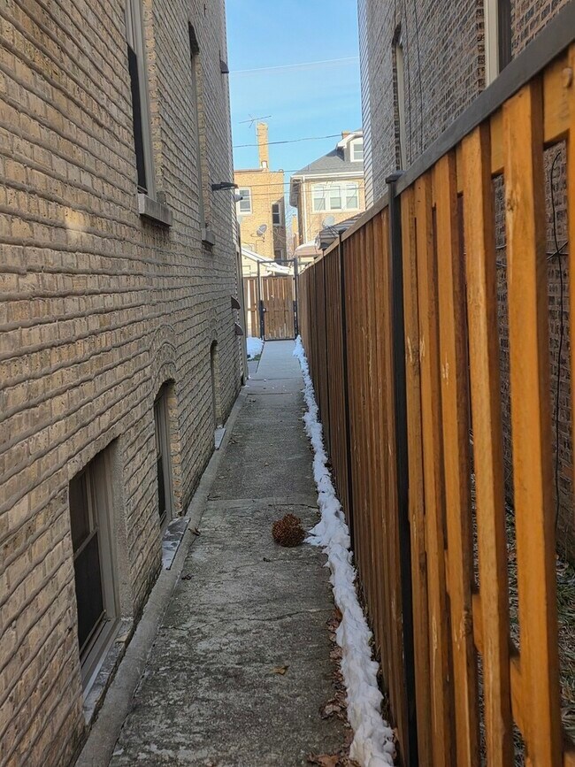 Building Photo - 5134 W Henderson St