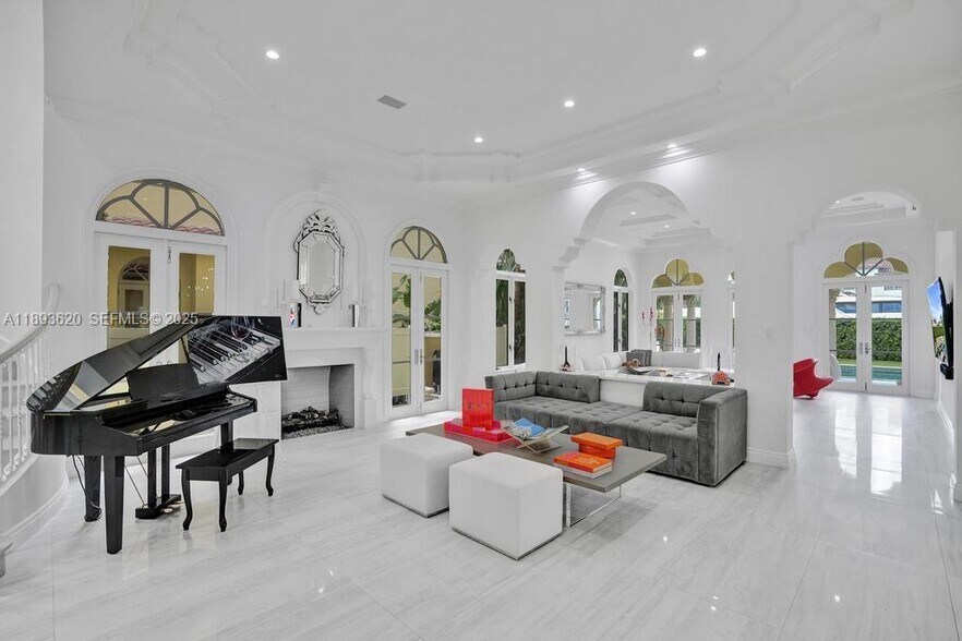 Building Photo - 17001 Collins Ave