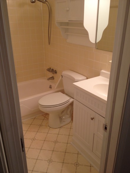 Bathroom - 2527 Hydraulic Rd
