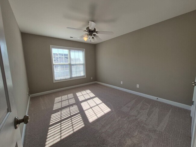 Building Photo - NEW LISTING!!!!!