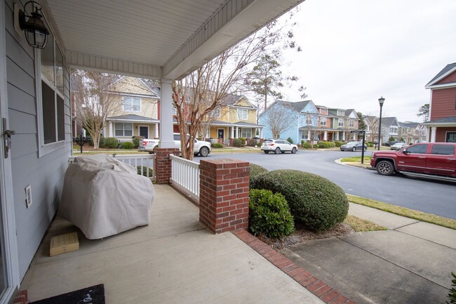 Building Photo - Hampton Forest Three Bedroom townhome clos...