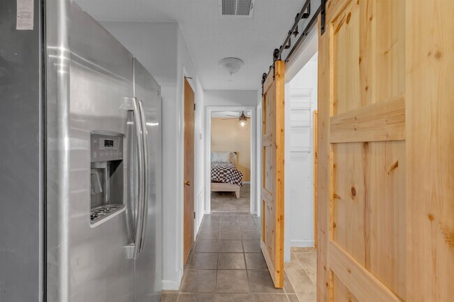 Building Photo - 403 Sunset Dr