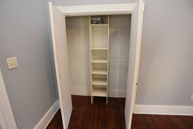 Building Photo - Historic Townhome !!