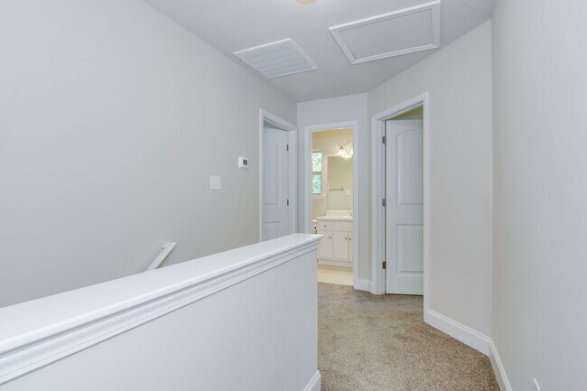 Building Photo - 3 Bedroom 2.5 Bath - Over Half Acre Lot!