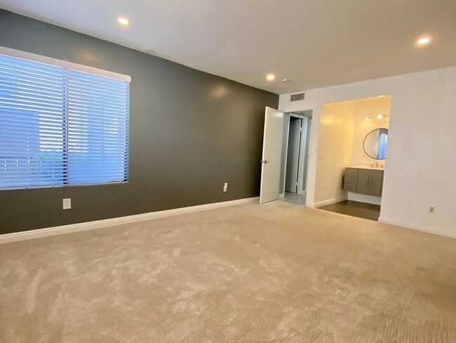 Building Photo - 450 W Vermont Ave