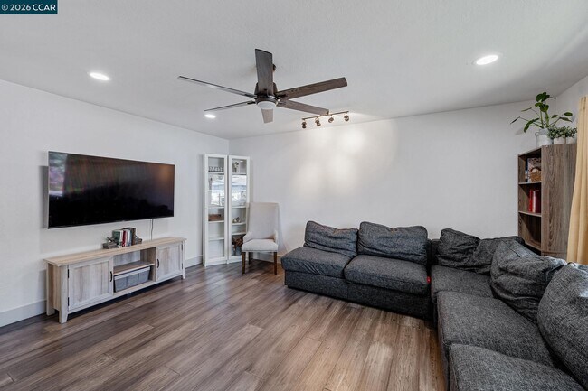 Building Photo - 1208 Roseann Dr