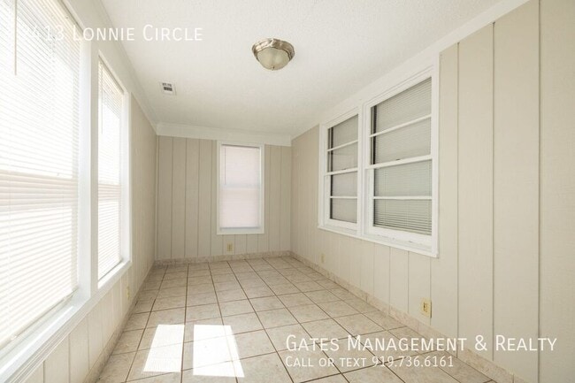 Building Photo - 2413 Lonnie Cir S