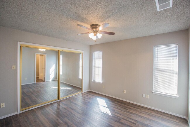 Building Photo - Available to Pre-Lease! Recently Updated 3 Bedroom!