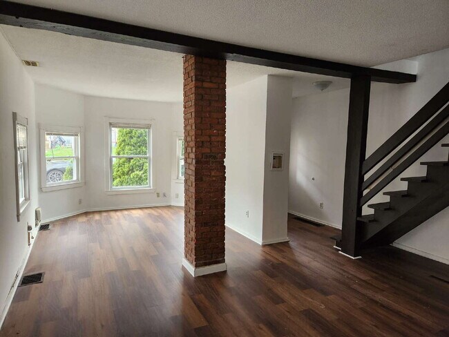 Building Photo - Spacious 4-Bedroom Apartment in Nashua, NH - Don't Miss Out!