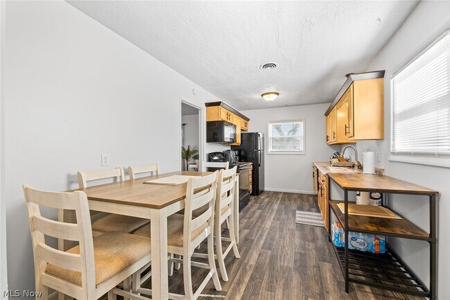 Building Photo - 2225 Martha Ave NE