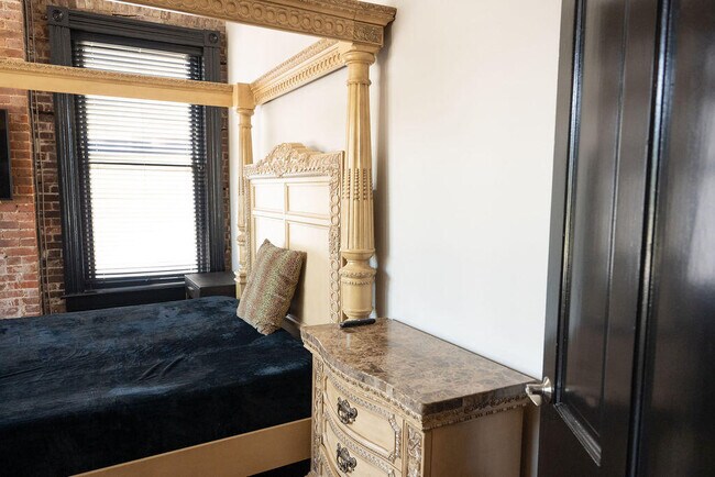 Building Photo - 275 S Limestone