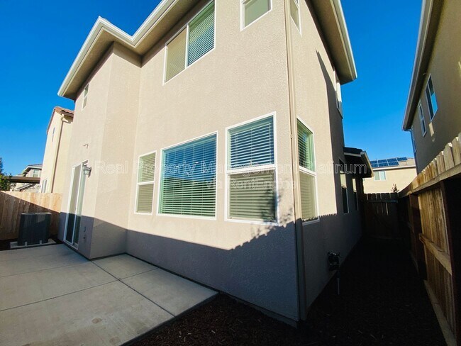 Building Photo - 730 N Bliss Ln