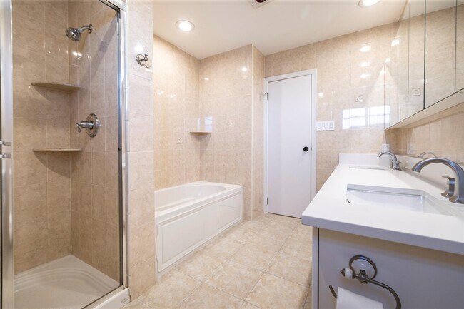 Building Photo - 4047 Greentree Dr