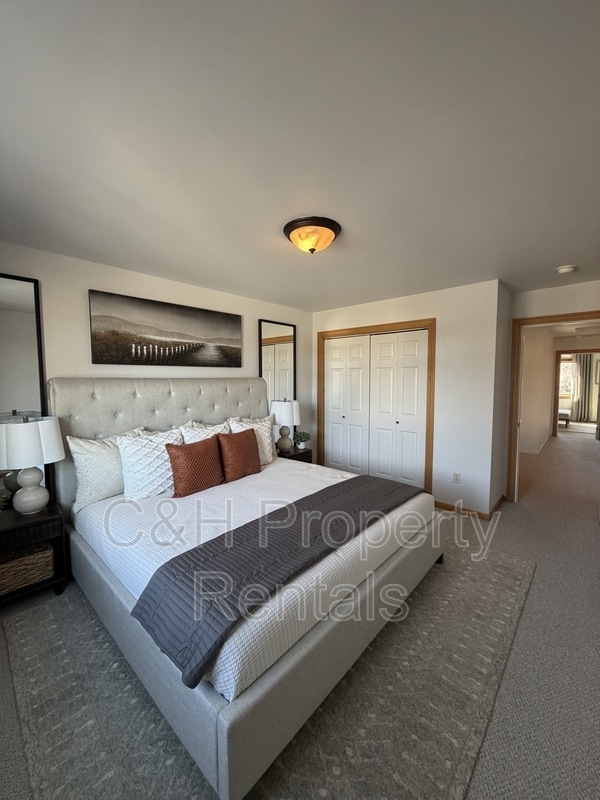 Building Photo - 574 Killarney St