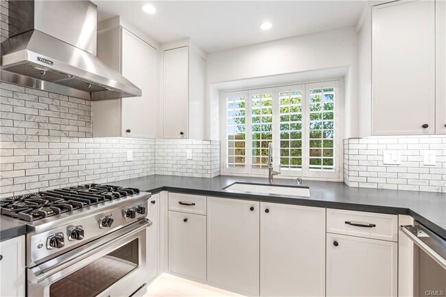 Building Photo - 2750 Point Del Mar