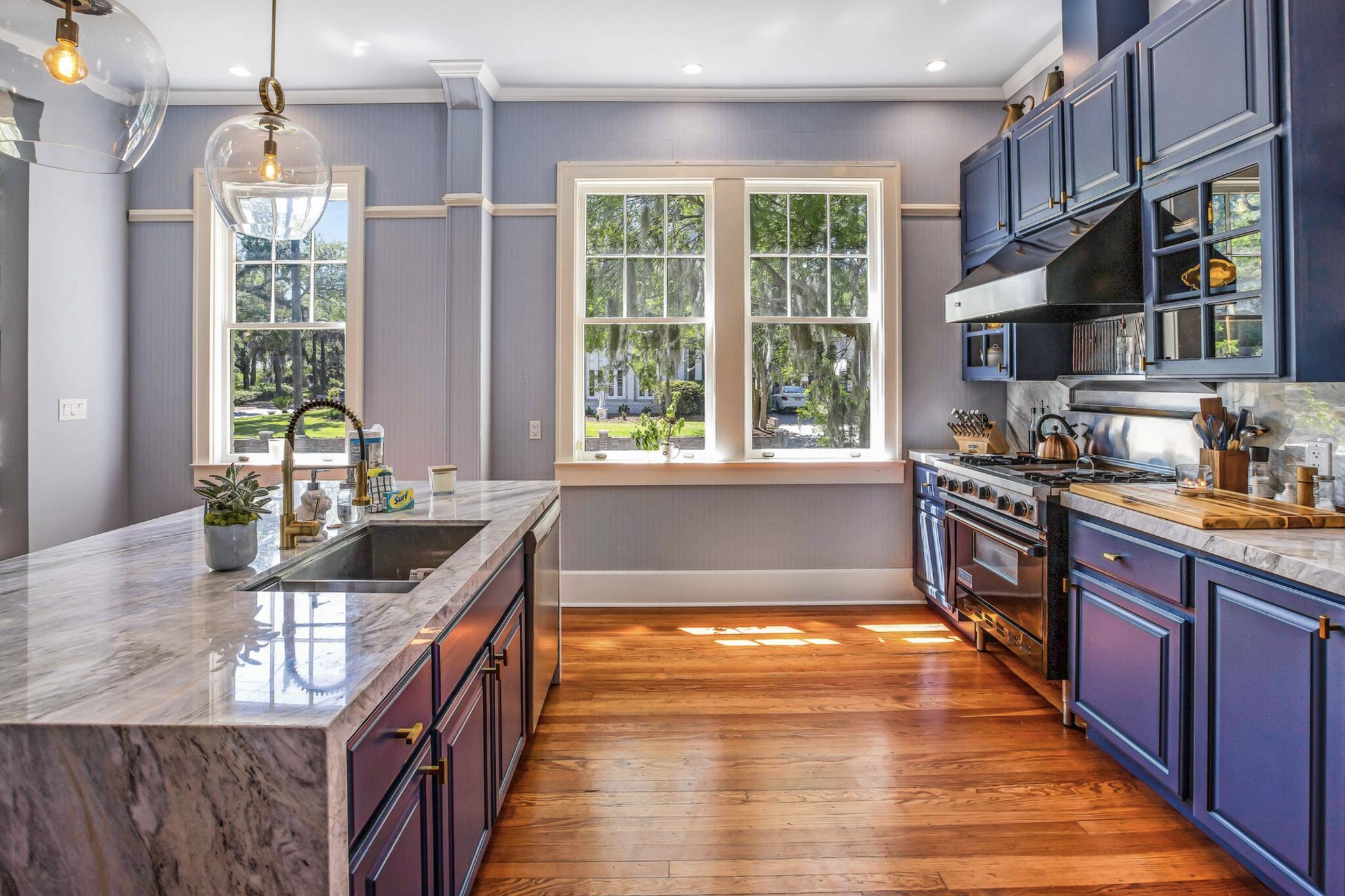 Building Photo - 624 E Victory Dr