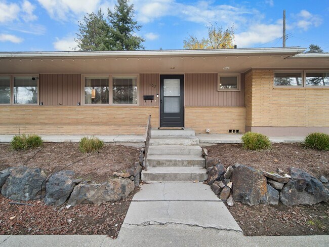 Building Photo - Beautiful FULLY FURNISHED TWO BEDROOM DUPLEX!