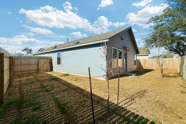 Building Photo - ***APPLICATION CURRENTLY UNDER REVIEW*** MOVE IN SPECIAL, ONE WEEK FREE***Open Concept Home in Wa...