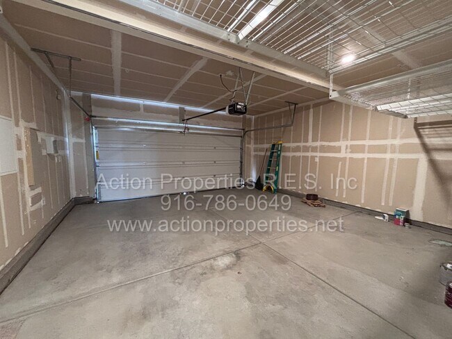 Building Photo - West Roseville - Gorgeous 3 Bed, 2.5 Bath Home - Close to Parks, Shopping, and Top Rated Schools!