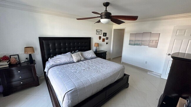 Building Photo - 2500 NE 135th St