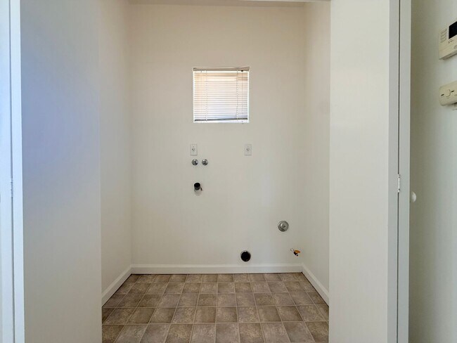 Building Photo - 2054