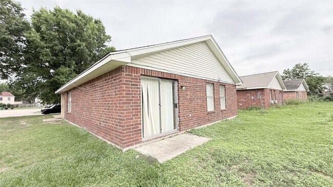 Building Photo - 15821 Ridgecroft Rd