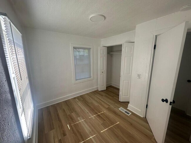 Building Photo - 3006 S Hackley St