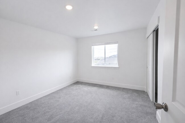 Building Photo - 5882 W 40th Ct