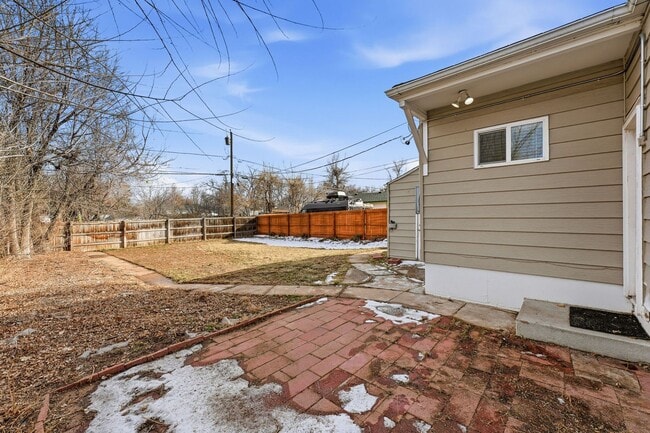 Building Photo - 3 Bed - 2 Bath home in Englewood!