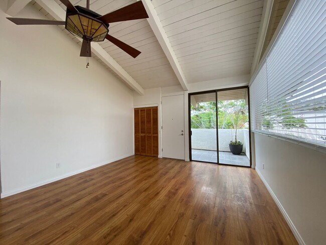 Building Photo - Lovely 2Bedroom, 2 Bathroom Condo!