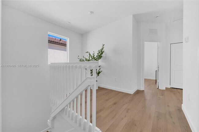 Building Photo - 2444 SE 24th Ave