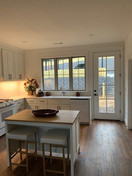 Building Photo - 348 N Fletcher Ave