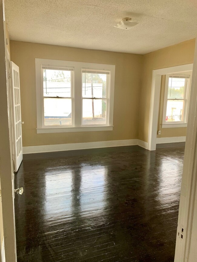 Building Photo - 2317 Wilshire St