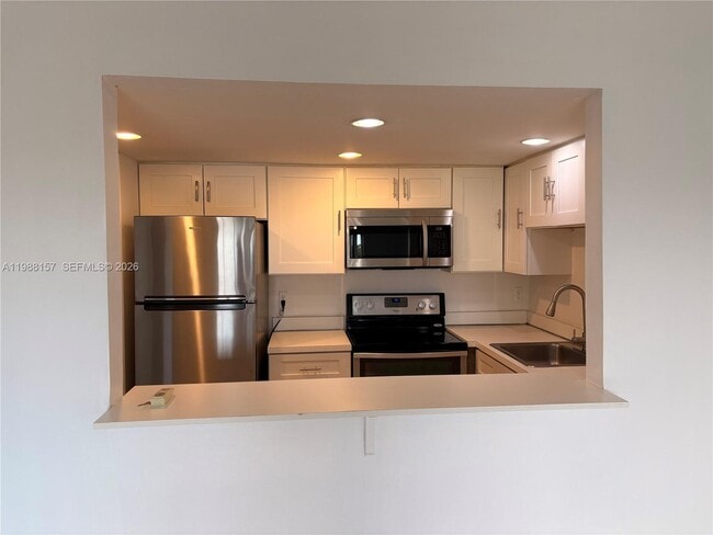 Building Photo - 4164 Inverrary Dr