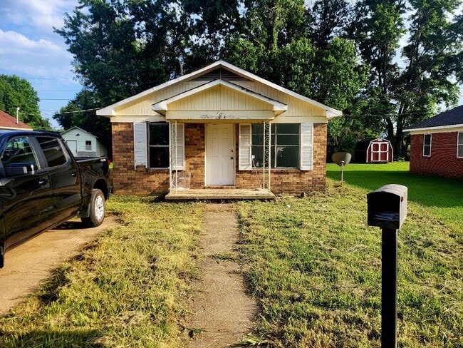 Building Photo - 104 Cottonwood Ave