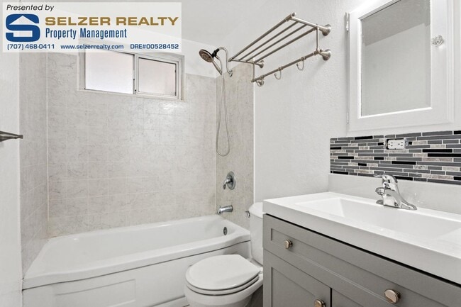 Building Photo - Nicely updated 3 bd. home within walking d...