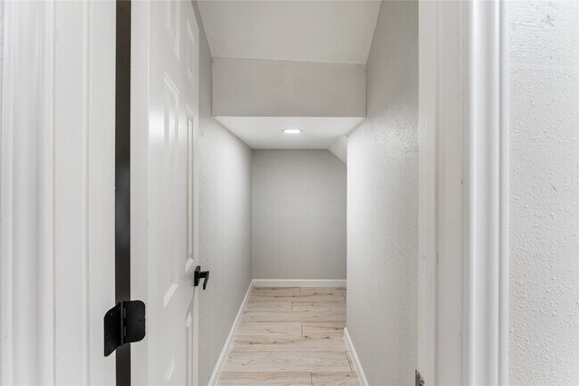 Building Photo - 9425 Fondren Rd